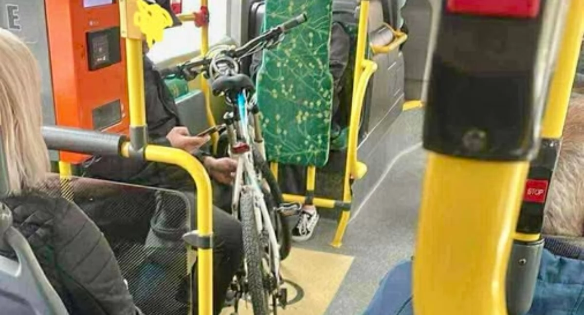 Absurdy, Rower autobusie lekceważenie zasad miejskim transporcie kontra internecie - zdjęcie, fotografia