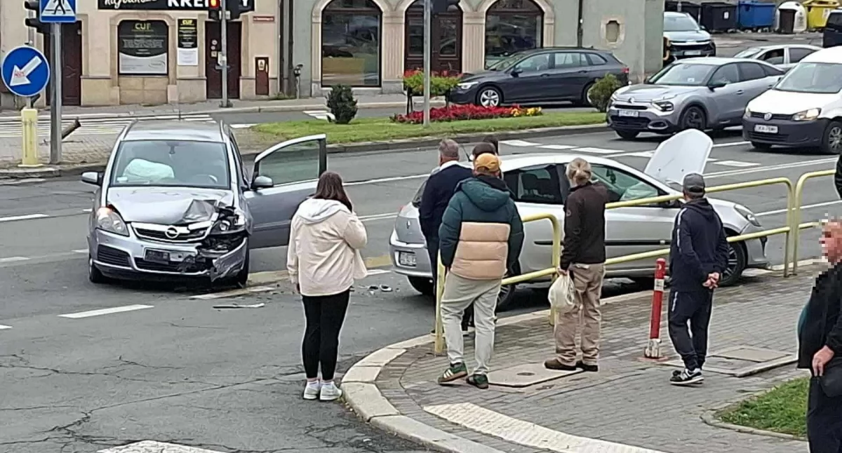 Wypadki drogowe, Kolizja placu kardynała Wyszyńskiego Jeleniej Górze - zdjęcie, fotografia
