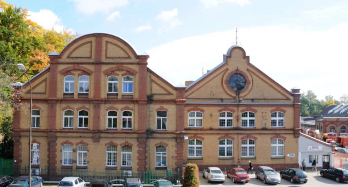 Ważne komunikaty, poszukuje pracownika - zdjęcie, fotografia