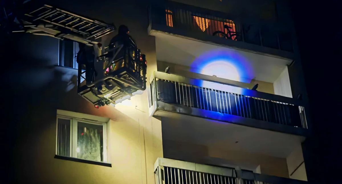 Interwencje, Dramatyczna akcja Bacewicz Strażacy weszli przez balkon mieszkania szóstym piętrze - zdjęcie, fotografia