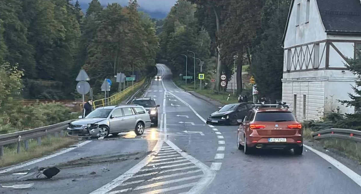Wypadki drogowe, Zderzenie dwóch nieczynnym hotelu Barok Piechowicach Duże utrudnienia trasie Szklarska Poręba Jelenia Góra - zdjęcie, fotografia