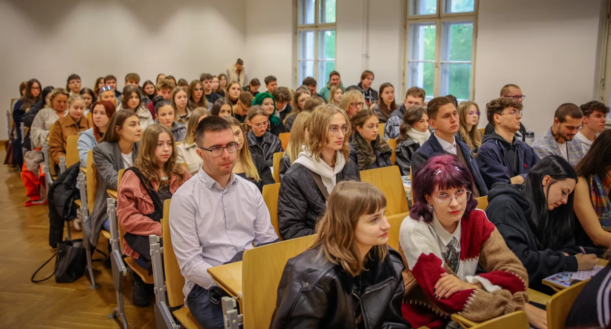 Edukacja, Psychologia pielęgniarstwo automatyka przyciągają studentów Tysiąc osób rozpoczęło akademicki Jeleniej Górze - zdjęcie, fotografia