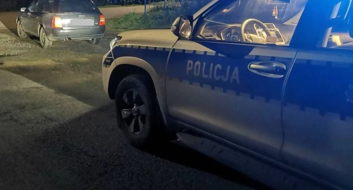 Komunikaty policji, Nietrzeźwy kierujący rękach policjantów - zdjęcie, fotografia