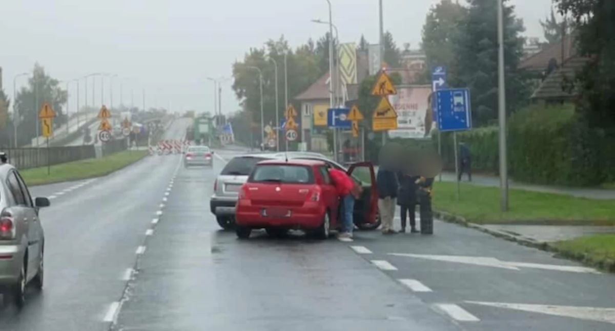 Wypadki drogowe, Zablokowany Pawła zderzeniu dwóch pojazdów - zdjęcie, fotografia
