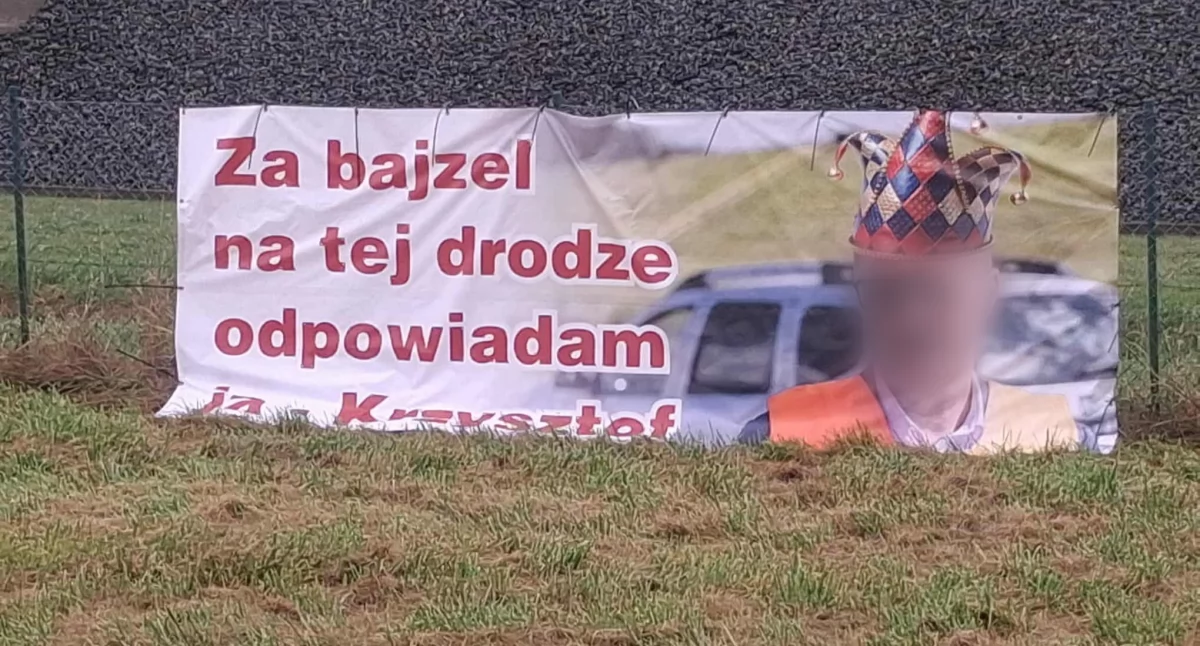 Absurdy, Sosnówka Kolejny kontrowersyjny baner starostą zawisł przestrzeni publicznej - zdjęcie, fotografia