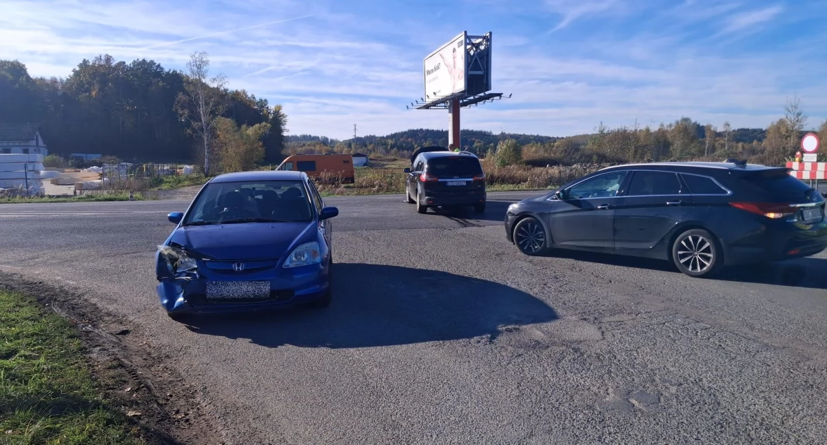 Wypadki drogowe, Zderzenie stacji trasie Jelenia Góra–Karpacz Kierowcy gubią nowej organizacji ruchu - zdjęcie, fotografia