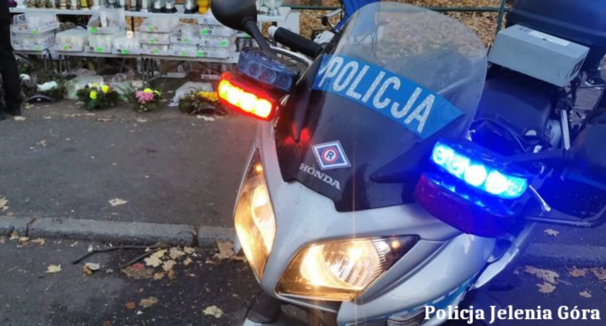 Komunikaty policji, Policyjna akcja Znicz Policjanci zadbają bezpieczeństwo Wszystkich Świętych - zdjęcie, fotografia