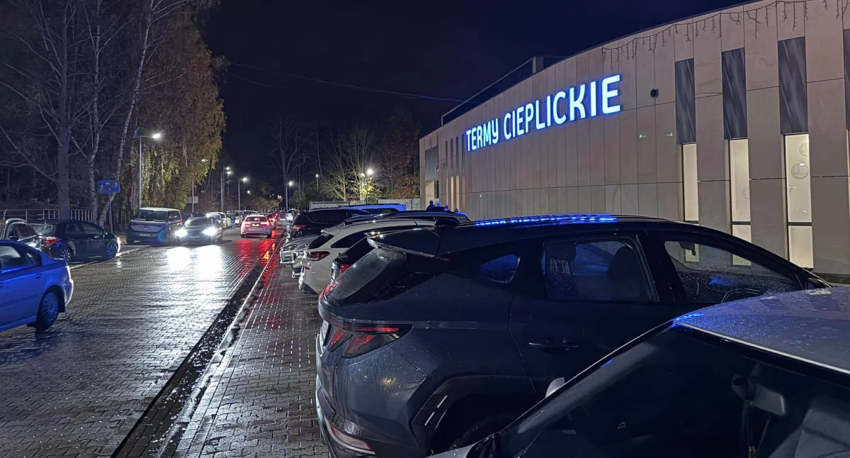 Turystyka, Czesi tłumnie odwiedzili Karkonosze Termach Cieplickich prawdziwe oblężenie - zdjęcie, fotografia