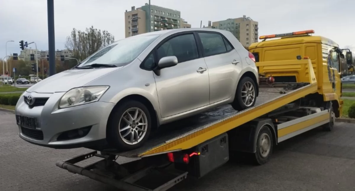 Interwencje, Toyota ubezpieczenia odholowana parking miejski - zdjęcie, fotografia