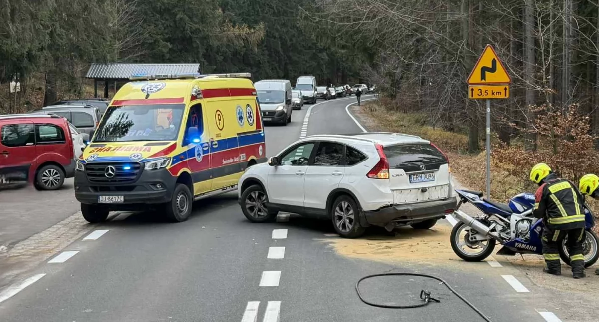 Wypadki drogowe, Zderzenie motocyklisty autem osobowym Zakrętem Śmierci droga całkowicie zablokowana - zdjęcie, fotografia