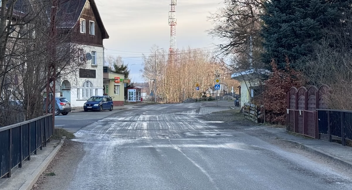Absurdy, Obietnice warte droga powiatowa Podgórzynie wciąż niedokończona - zdjęcie, fotografia
