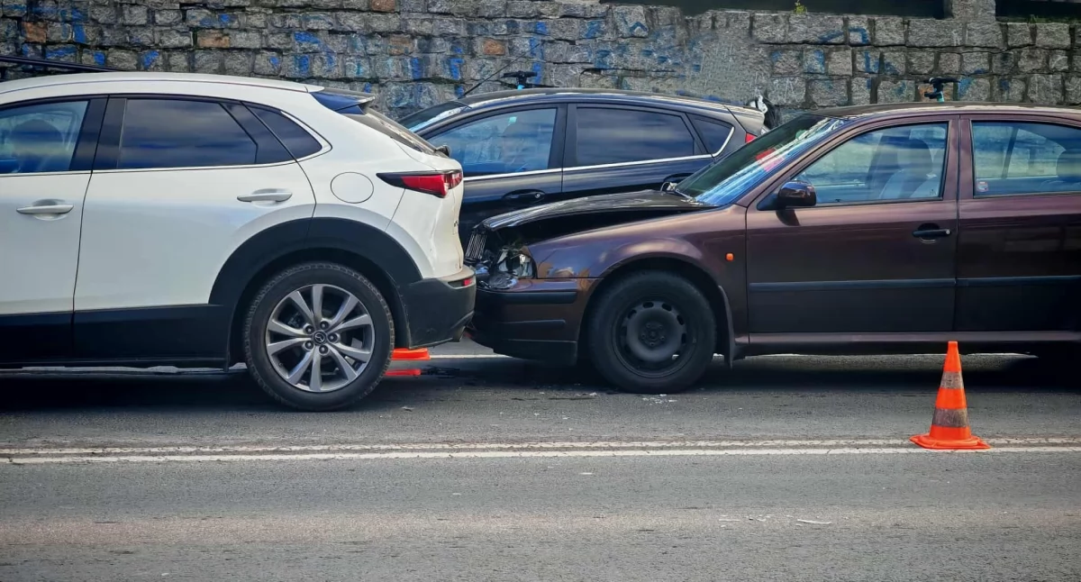 Wypadki drogowe, Kolizja Podwalu Skoda uderzyła Mazdy Nowym Rynku - zdjęcie, fotografia