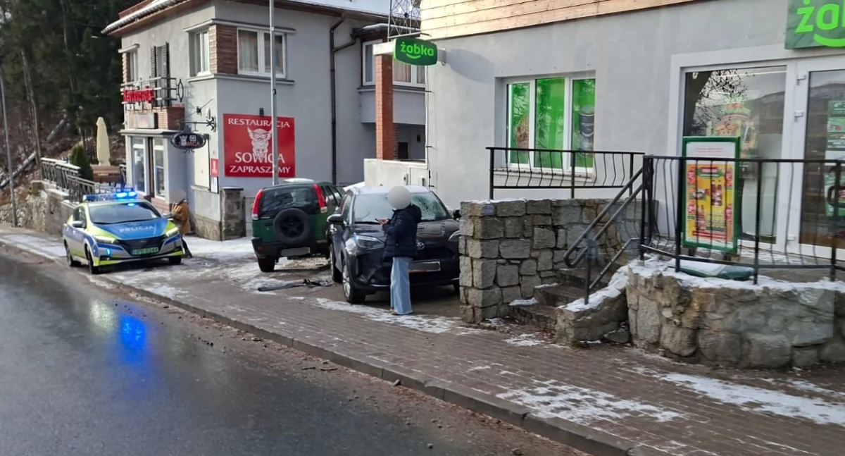 Z ostatniej chwili, Karpacz latka uprawnień opanowała Daihatsu staranowała zaparkowane samochody - zdjęcie, fotografia