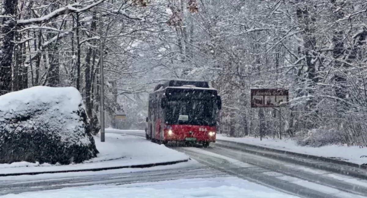 Komunikacja, Nieprzejezdne drogi Karkonoszach miejscowości dojeżdżają autobusy - zdjęcie, fotografia