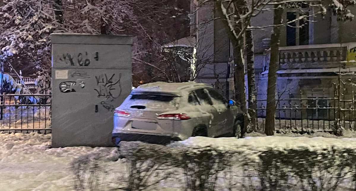 Wypadki drogowe, Jeden pojazdów zderzeniu wylądował płocie prywatnej posesji - zdjęcie, fotografia