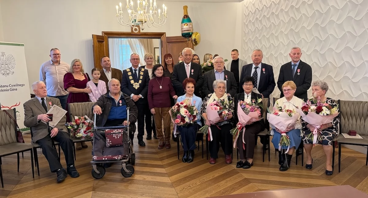 Ludzie, świętujące lecie małżeństwa uhonorowane medalami - zdjęcie, fotografia