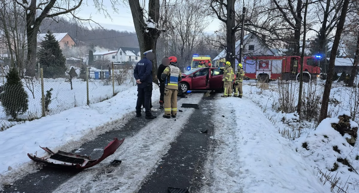 Wypadki drogowe, Rybnica kierowca wjechał drzewo Droga zablokowana - zdjęcie, fotografia