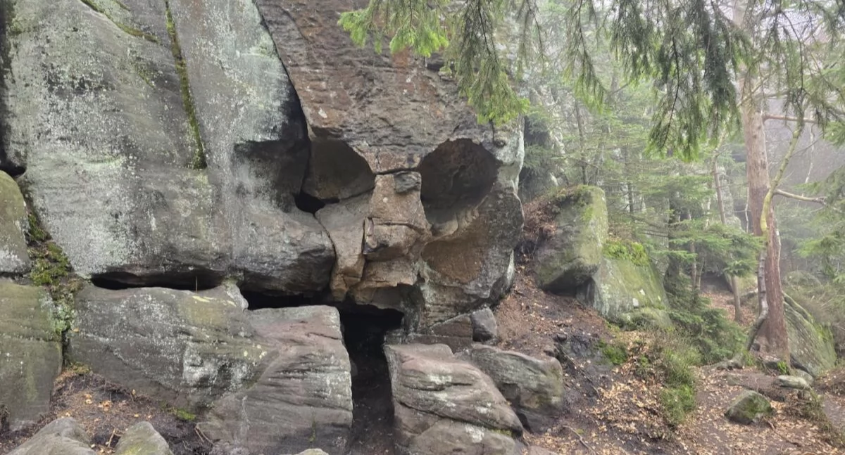 Turystyka, Tajemnicze Karkonosze Skalna Czaszka niepokojący - zdjęcie, fotografia