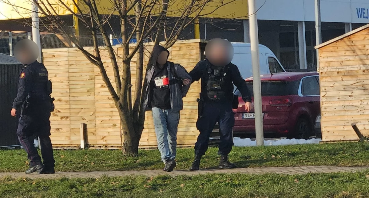 Interwencje, Agresywny mężczyzna ukarany przeklinanie - zdjęcie, fotografia