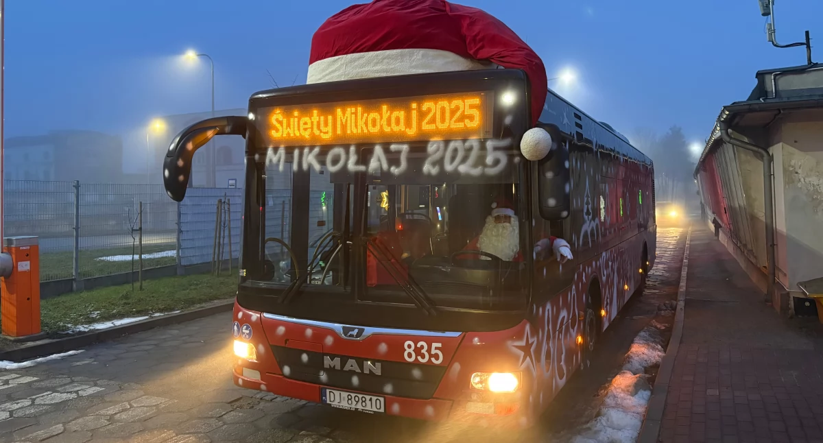 Komunikacja, Mikołajkowy autobus Jeleniej Górze - zdjęcie, fotografia