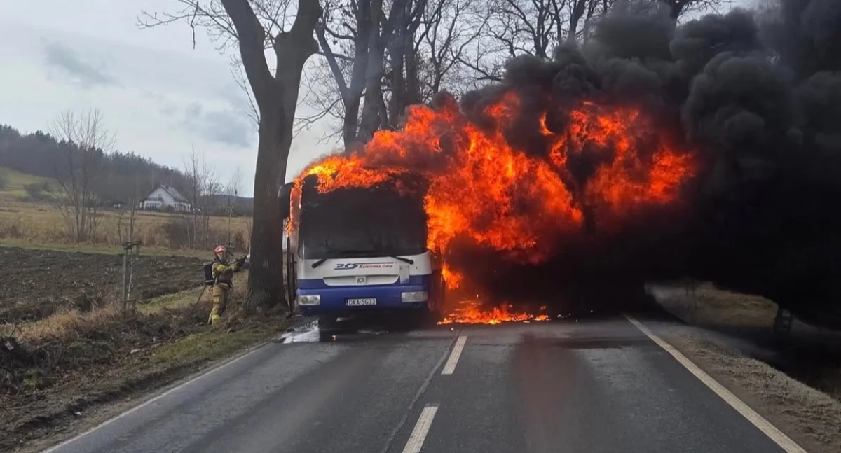 Pożary, Pożar autobusu trasie Kamienna Góra Ogorzelec - zdjęcie, fotografia