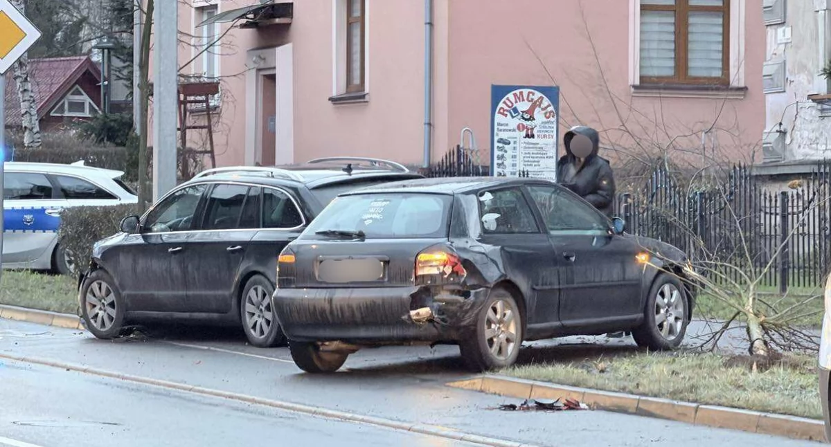 Wypadki drogowe, Utrudnienia Wojska Polskiego zderzeniu Skodą - zdjęcie, fotografia
