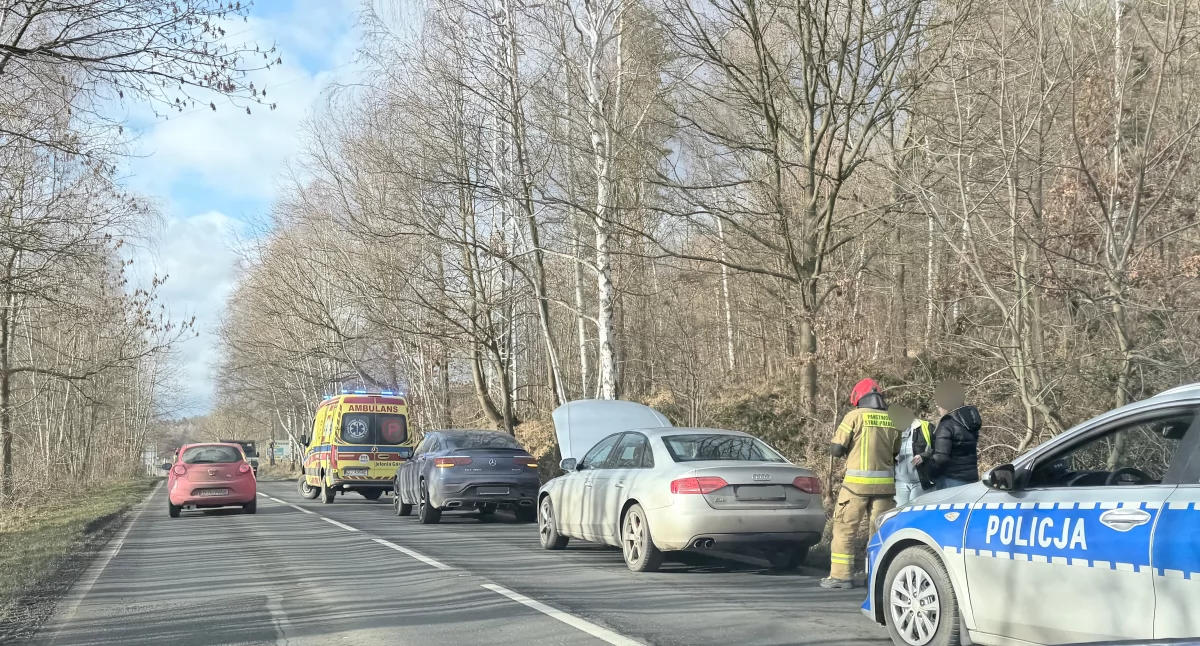Wypadki drogowe, kierunku Szklarskiej Poręby doszło zderzenia dwóch pojazdów odbywa wahadłowo - zdjęcie, fotografia