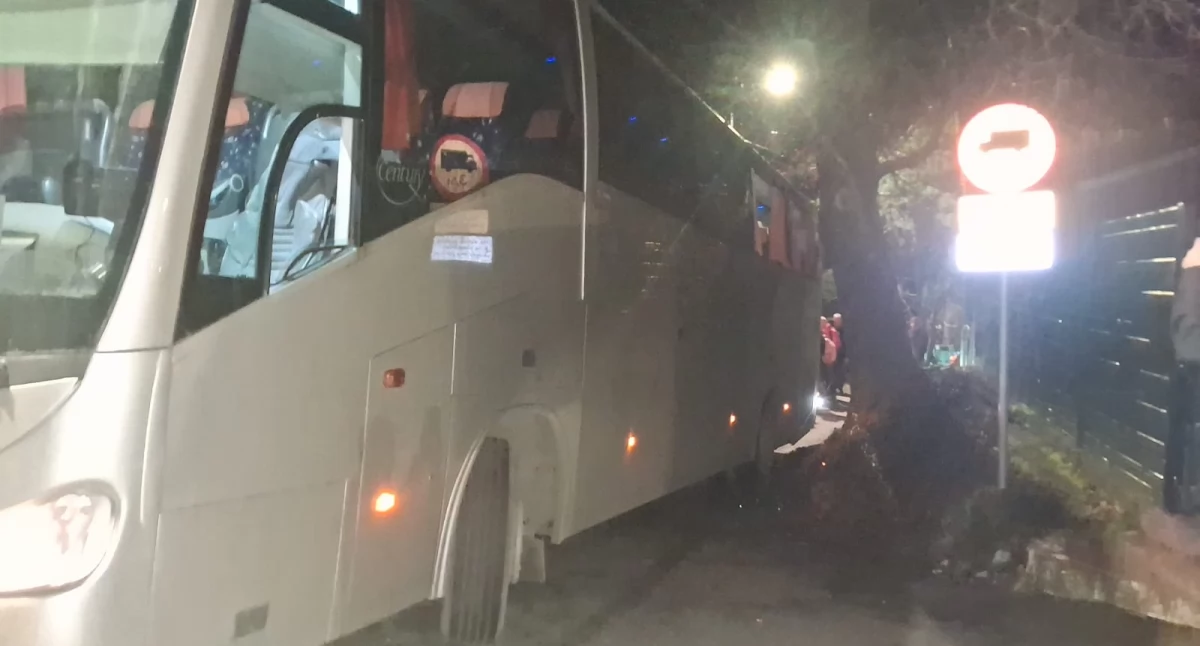 Wypadki drogowe, Autokar utknął wąskiej ulicy Karpaczu wybite szyby mandat - zdjęcie, fotografia