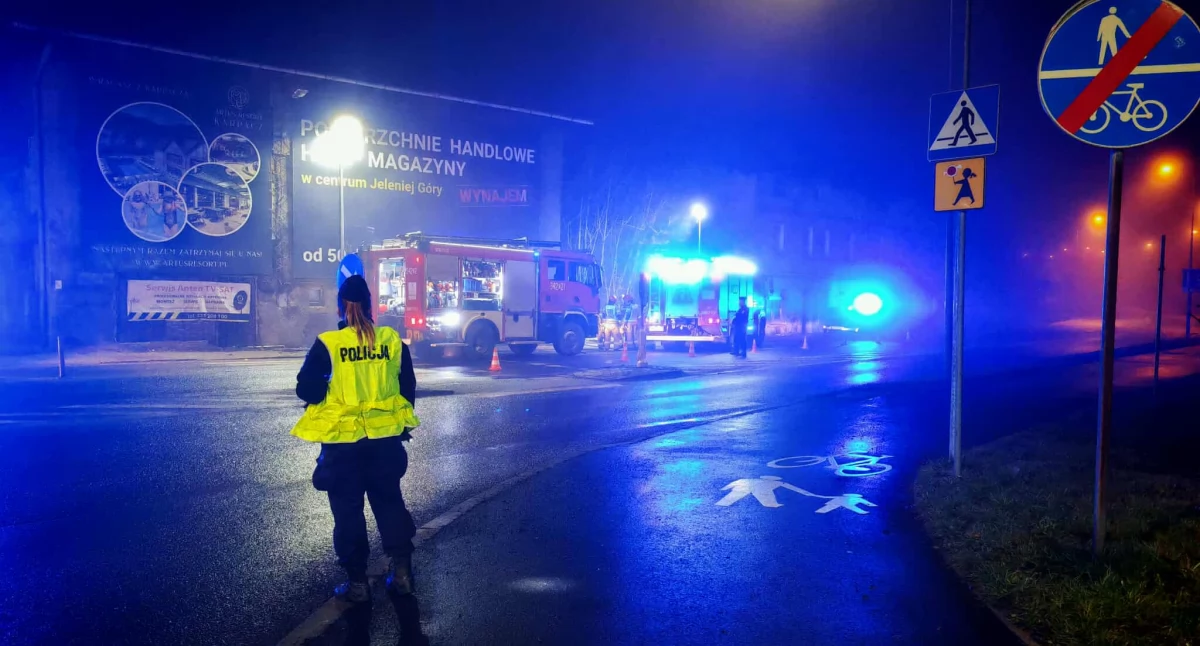 Pożary, Zadymienie pustostanie Wincentego Interweniują strażacy policja - zdjęcie, fotografia