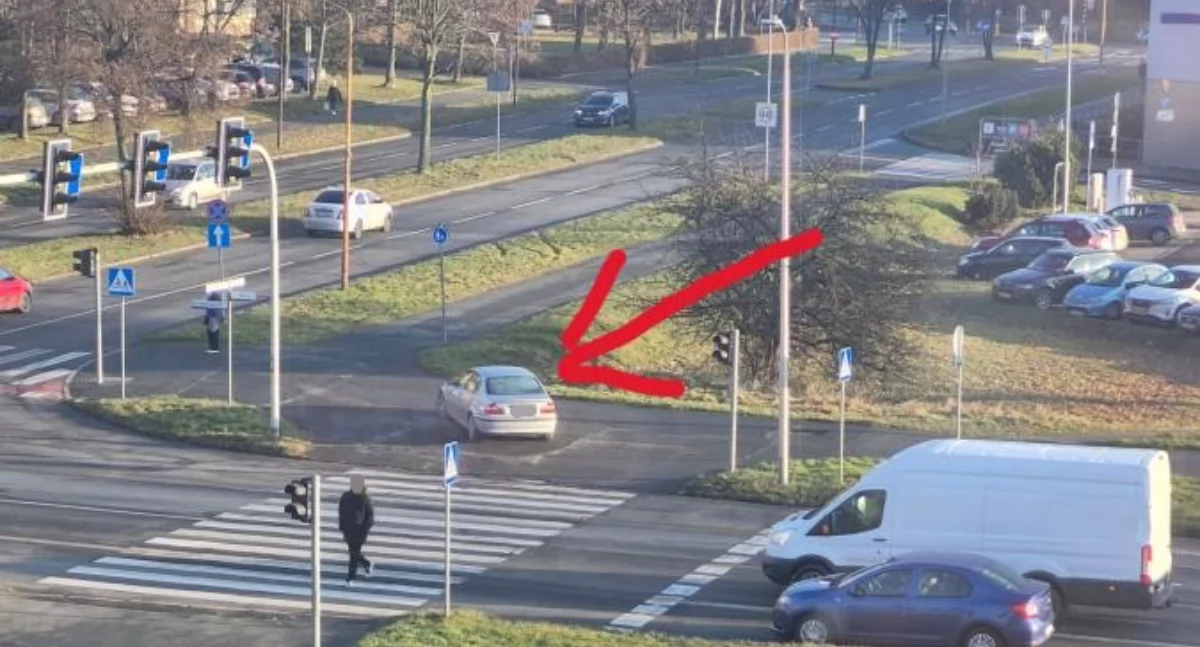 Absurdy, pośpiechu wstydu Jedna parkuje chodniku drugi jedzie prąd - zdjęcie, fotografia