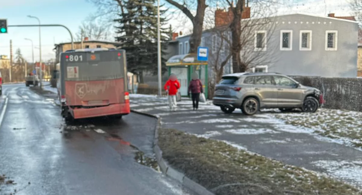 Wypadki drogowe, Zderzenie Skody autobusem ulicy Wolności - zdjęcie, fotografia