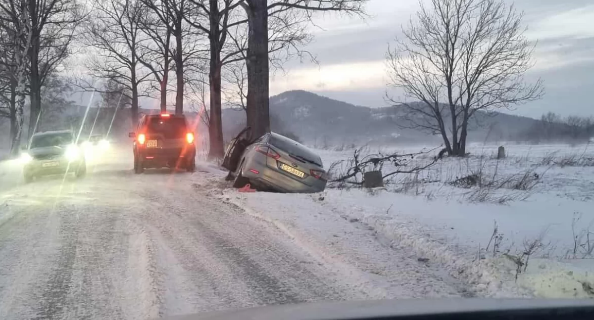 Komunikacja, Śnieg ciągle Trudne warunki drogach regionie - zdjęcie, fotografia