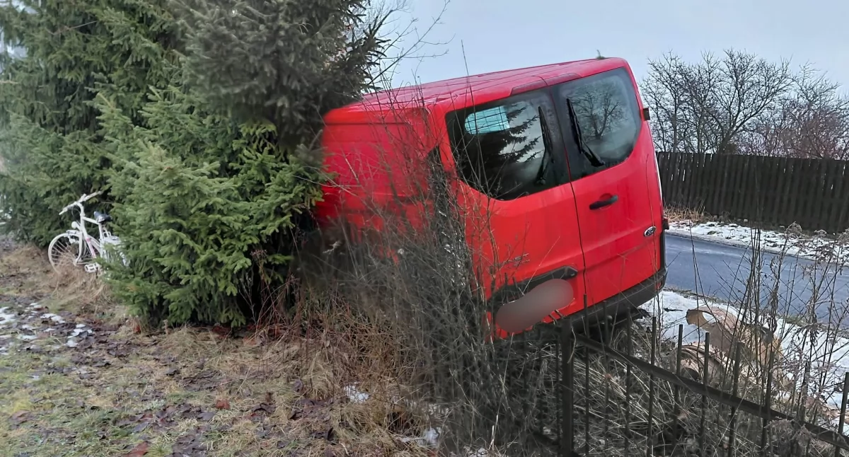 Z ostatniej chwili, Stracił panowanie oblodzonej drodze wpadł płot - zdjęcie, fotografia