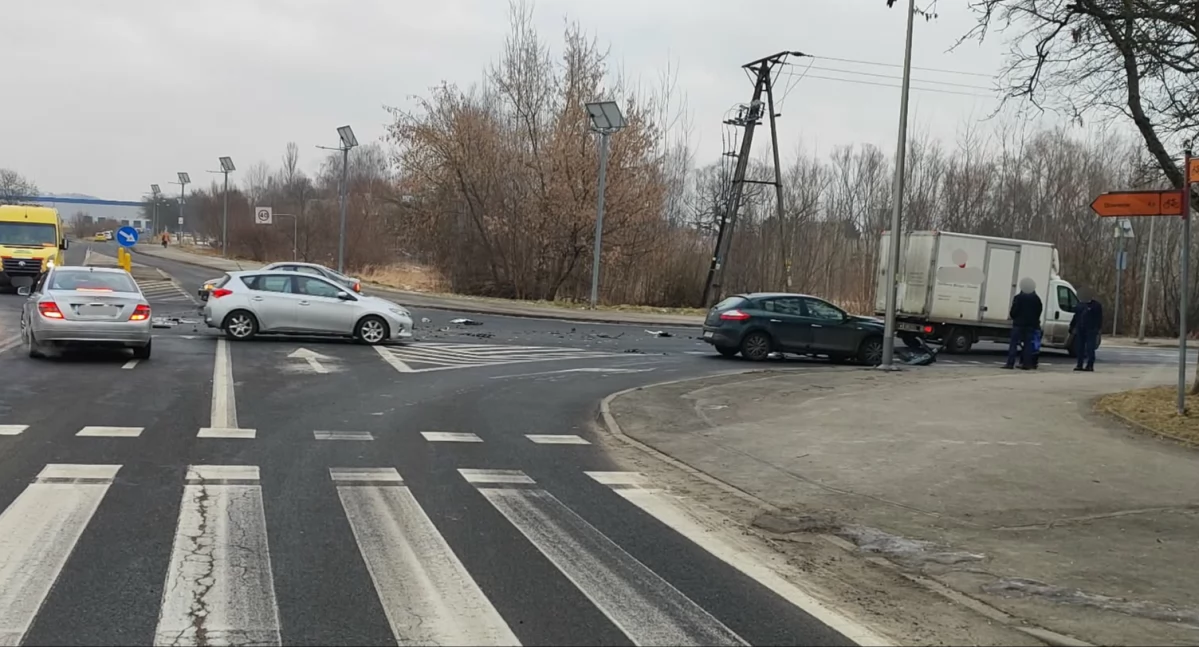 Wypadki drogowe, Zabobrze Utrudnienia ruchu groźnym zderzeniu newralgicznym skrzyżowaniu - zdjęcie, fotografia