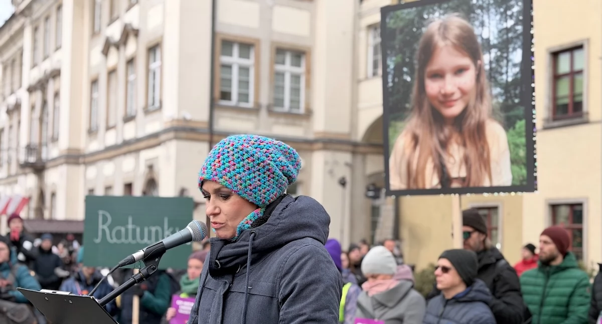 Ważne komunikaty, Ulicami Jeleniej Góry przeszedł Marsz Ciszy spokoju refleksji pamięci Danusi - zdjęcie, fotografia