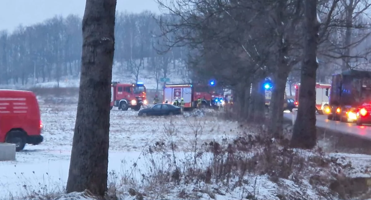 Wypadki drogowe, Groźne zderzenie newralgicznym skrzyżowaniu Droga Łomnicy zablokowana - zdjęcie, fotografia