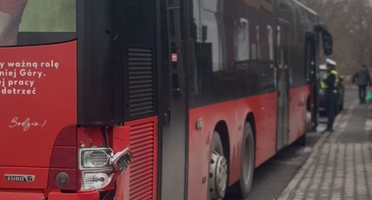 Wypadki drogowe, Autobus uszkodził podczas zawracania ulicy Jordana Jeleniej Górze - zdjęcie, fotografia