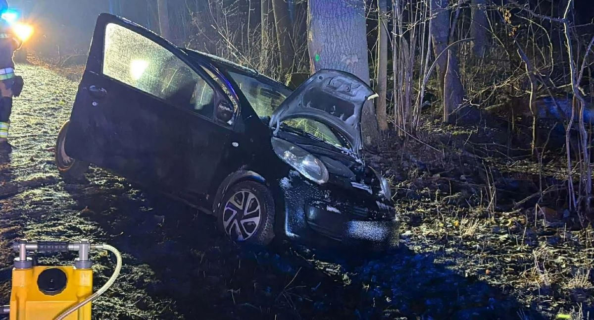 Wypadki drogowe, Lodowisko zamiast drogi Zderzenie osobówki busem między Mysłowem Lipą osoby ranne - zdjęcie, fotografia