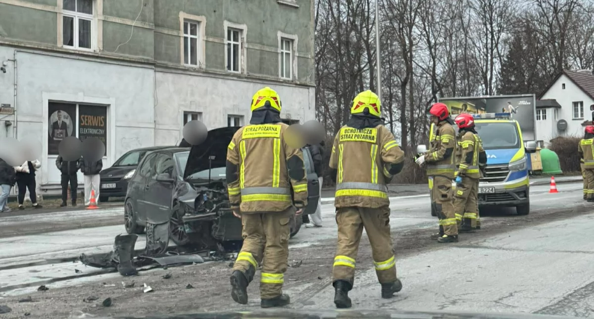 Wypadki drogowe, Zderzenie Volkswagena Oplem ulicy Wolności Pechowa niedziela Jeleniej Górze - zdjęcie, fotografia