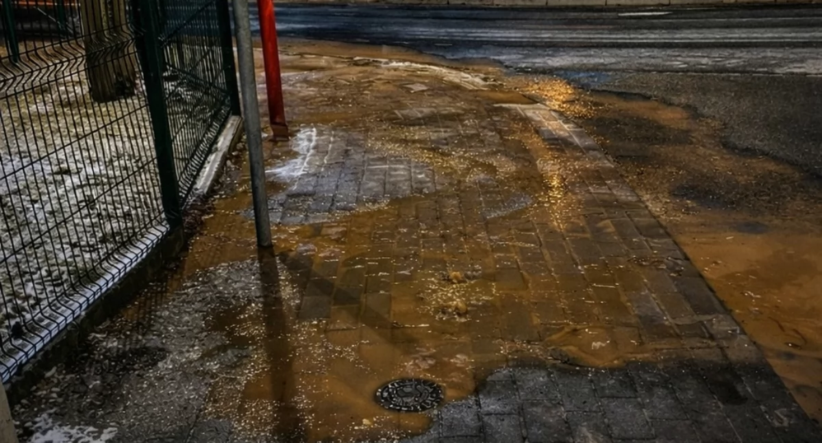 Interwencje, Awaria wodociągu skrzyżowaniu Okrzei Szklarskiej Porębie - zdjęcie, fotografia