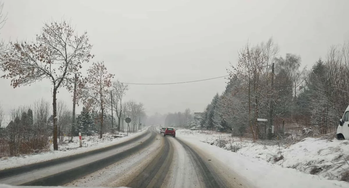 Utrudnienia w ruchu, Gigantyczne korki zablokowane drogi regionie Wszystko przez śnieg - zdjęcie, fotografia