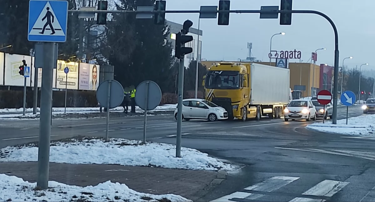 Wypadki drogowe, Ciężarówką osobówkę Pawła kierunku Szklarskiej zablokowany - zdjęcie, fotografia