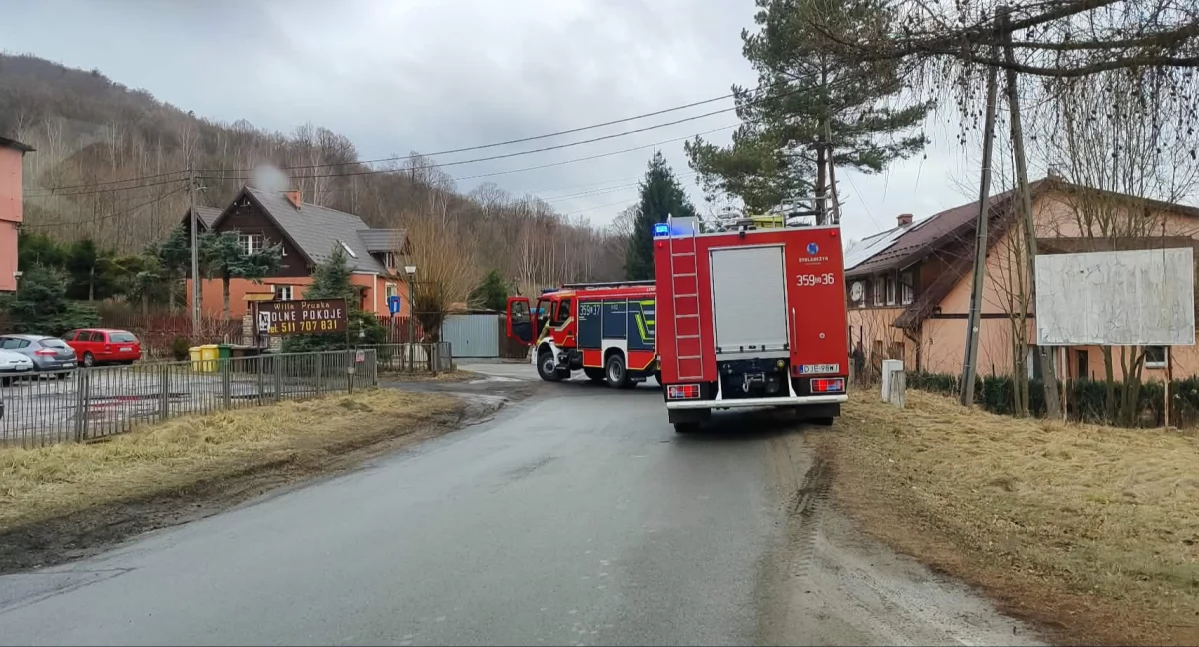 Pożary, Interwencja strażaków Zachełmiu Ogień pojawił stropie budynku - zdjęcie, fotografia