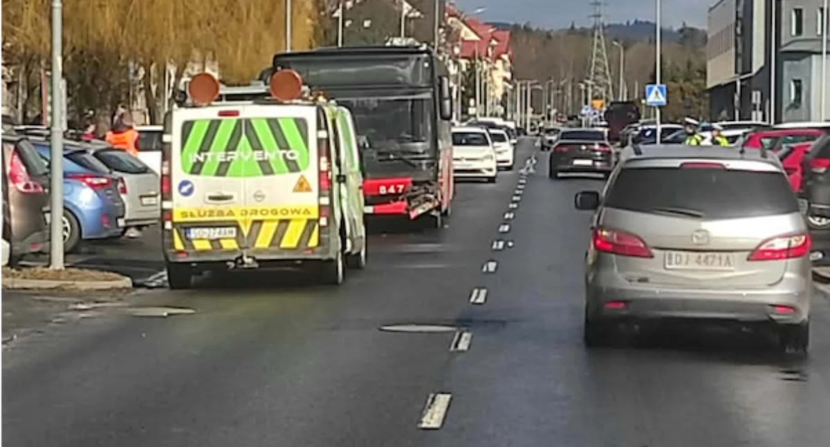 Wypadki drogowe, Kolizja autobusem Zabobrzu - zdjęcie, fotografia