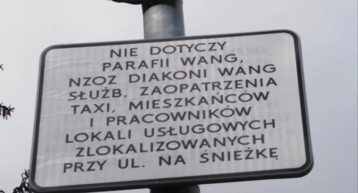 Absurdy, Karpaczu zakaz ruchu obowiązuje Parkingowy serdecznie zaprasza - zdjęcie, fotografia