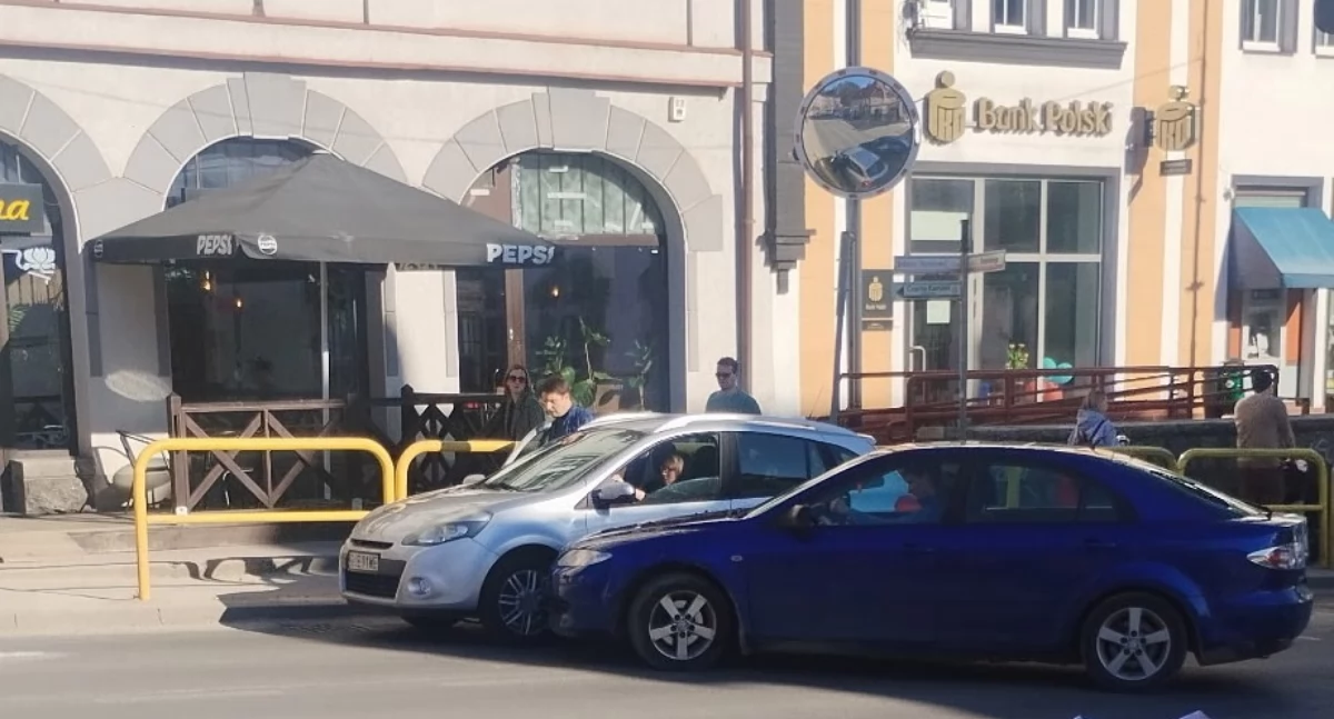 Wypadki drogowe, Kolizja centrum Szklarskiej Poręby Wymuszenie pierwszeństwa Jedności Narodowej - zdjęcie, fotografia