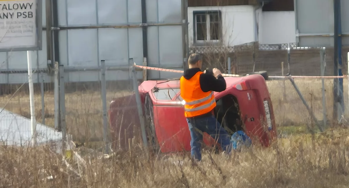 Wypadki drogowe, Dachowanie Piechowicach Samochód wylądował jezdnią - zdjęcie, fotografia