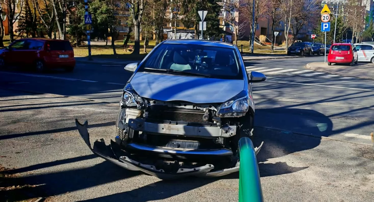 Utrudnienia w ruchu, Kolizja autobusem Bacewicz Jeleniej Górze - zdjęcie, fotografia