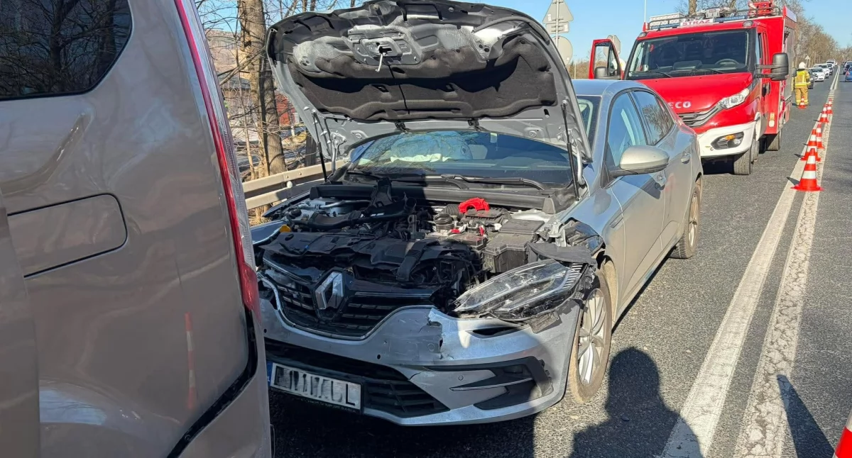 Wypadki drogowe, Kolizja krajowej trójce Mysłowie Renault najechał siedmioma pasażerami - zdjęcie, fotografia