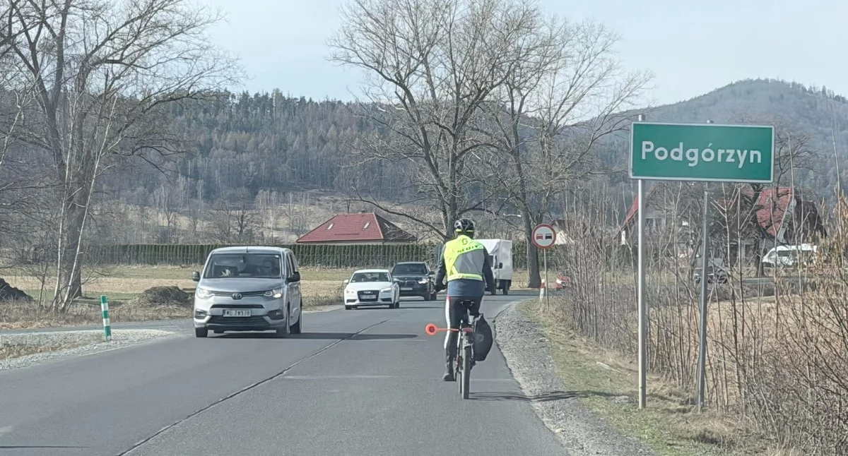 Bezpieczeństwo, Samochody kontra rowery drodze Tylko wzajemny szacunek poprawi bezpieczeństwo - zdjęcie, fotografia